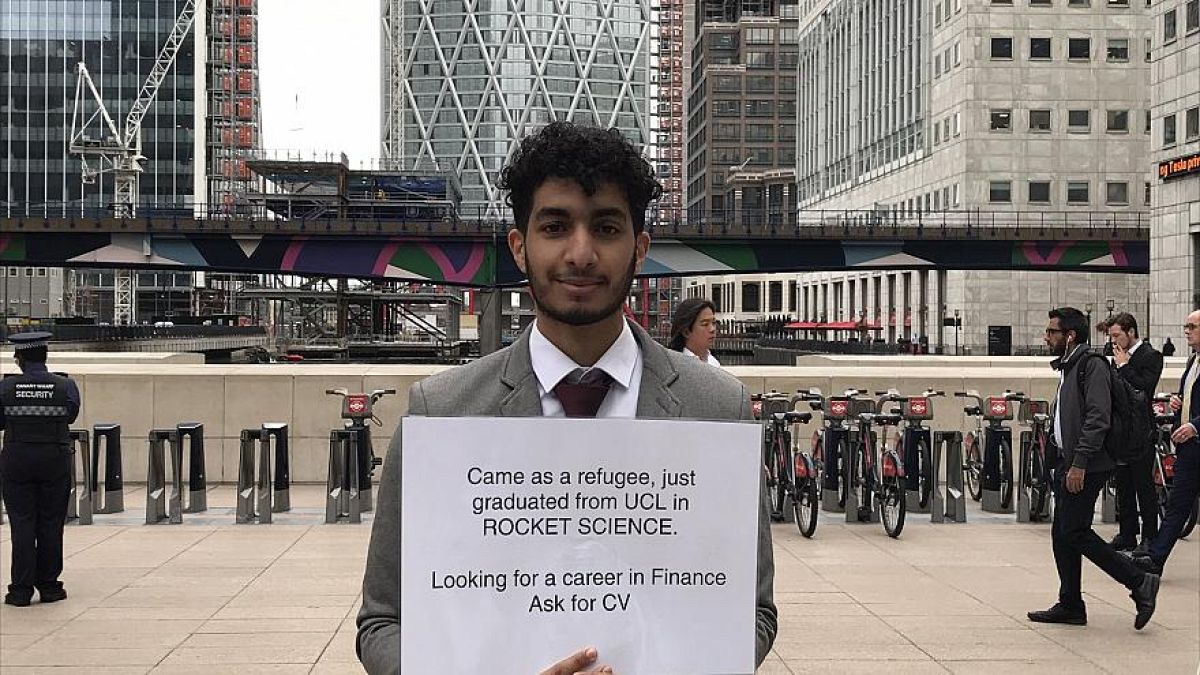 لاجئ خريج هندسة الفضاء في لندن يبحث عن عمل على رصيف الميناء