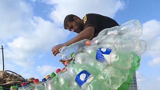 700 botellas, un barco y la inestimable ayuda al medioambiente