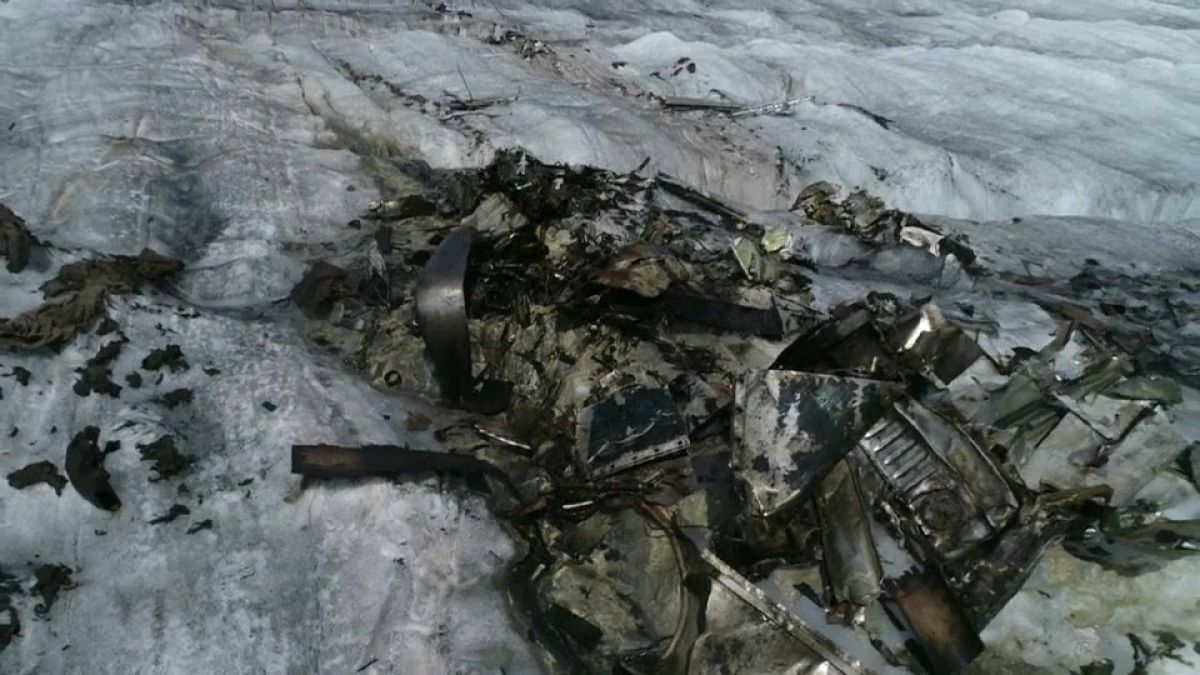 شاهد: ذوبان الجليد يكشف عن حطام طائرة سقطت في سويسرا قبل 72 سنة 