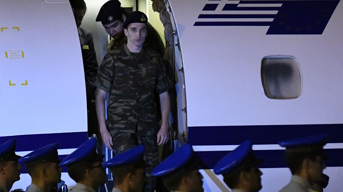 La liberación de dos soldados griegos abre paso a mejorar las relaciones con Turquía