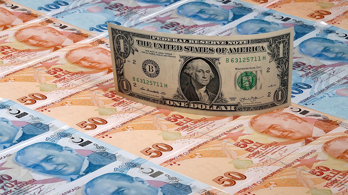 تركيا تقول إنها ستخرج من أزمة العملة أكثر قوة وتخفف من نبرتها تجاه واشطن