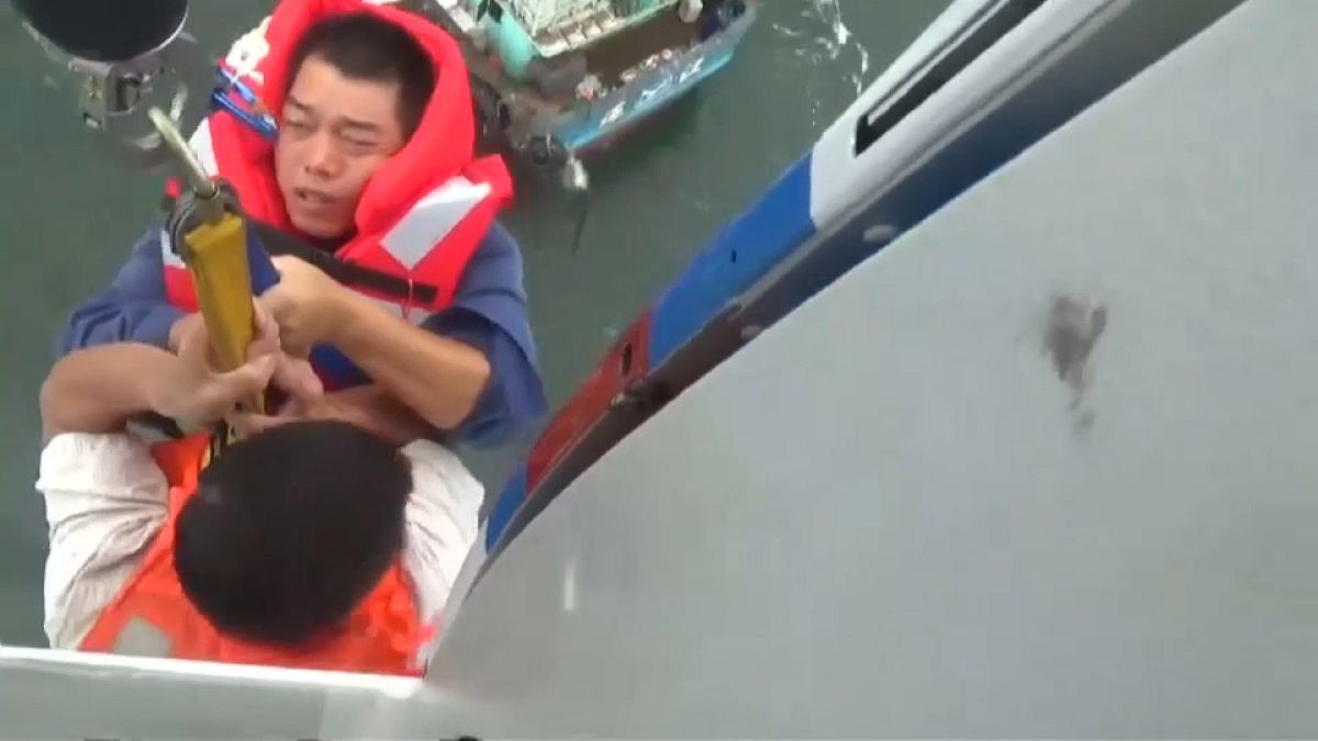 شاهد: إنقاذ طاقم مركب صيد صغير من قلب إعصار رومبيا في الصين