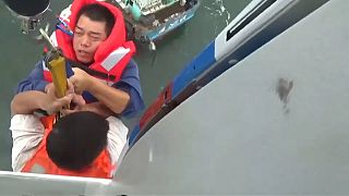 شاهد: إنقاذ طاقم مركب صيد صغير من قلب إعصار رومبيا في الصين