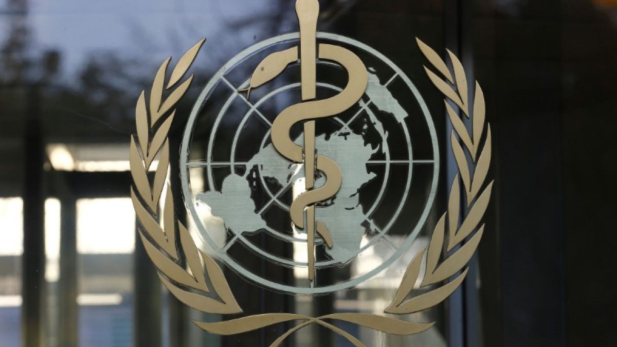 شعار منظمة الصحة العالمية في المقر الرئيسي للشركة في جنيف في سويسرا يوم 22 