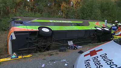 إصابة ركاب حافلة بجروح في ألمانيا إثر انحدارها في خندق