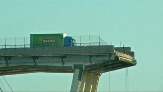 شاهد: سحب الشاحنة الخضراء العالقة فوق جسر جنوة المنهار