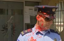 شاهد: نساء غاضبات يهاجمن مركزا للشرطة في كوسوفو احتجاجا على مقتل سيدة على يد زوجها