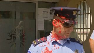 شاهد: نساء غاضبات يهاجمن مركزا للشرطة في كوسوفو احتجاجا على مقتل سيدة على يد زوجها