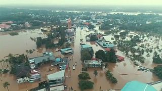 شاهد: فيضانات الهند تودي بحياة المئات وتترك عشرات الآلاف دون مأوى