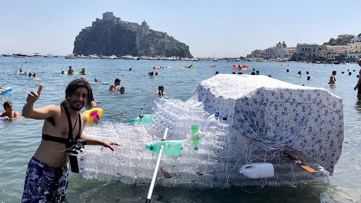 Un hombre construye un barco con botellas de plástico para denunciar la contaminación en Italia