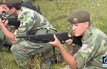 Cierran un campamento militar de menores en Serbia