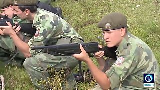 Cierran un campamento militar de menores en Serbia