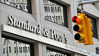 Standard&Poor's Türkiye'nin kredi notunu düşürdü.