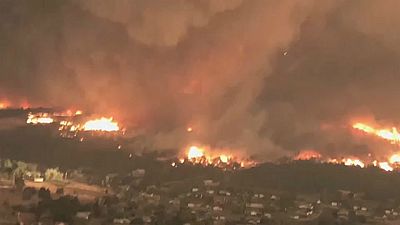 بالفيديو : إعصار ينشأ وسط حريق ضخم في كاليفورنيا