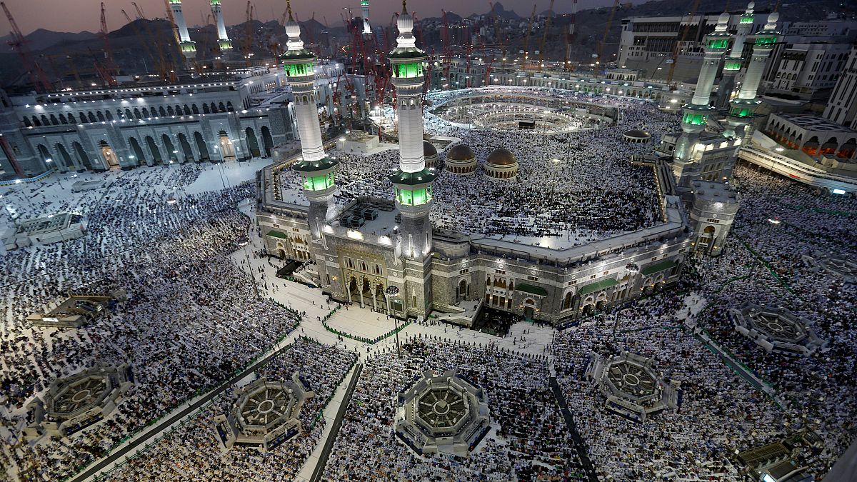 Muçulmanos convergem em Meca para o Hajj