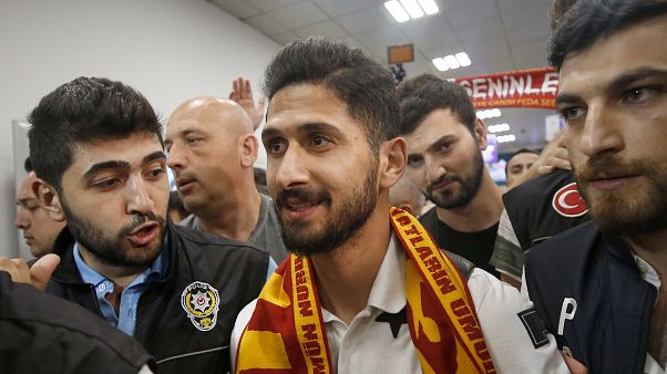Galatasaray'ın anlaştığı Emre Akbaba sözleşme imzalamak için İstanbul'a geldi Galatasaray'ın anlaştığı Emre Akbaba sözleşme imzalamak için İstanbul'a geldi