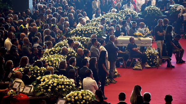 Mit Blümen geschmückte Särge bei der Trauerfeier Mit Blümen geschmückte Särge bei der Trauerfeier