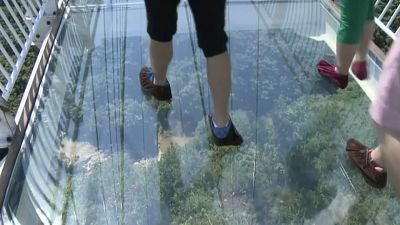 Una nueva pasarela de cristal atrae a miles de turistas chinos