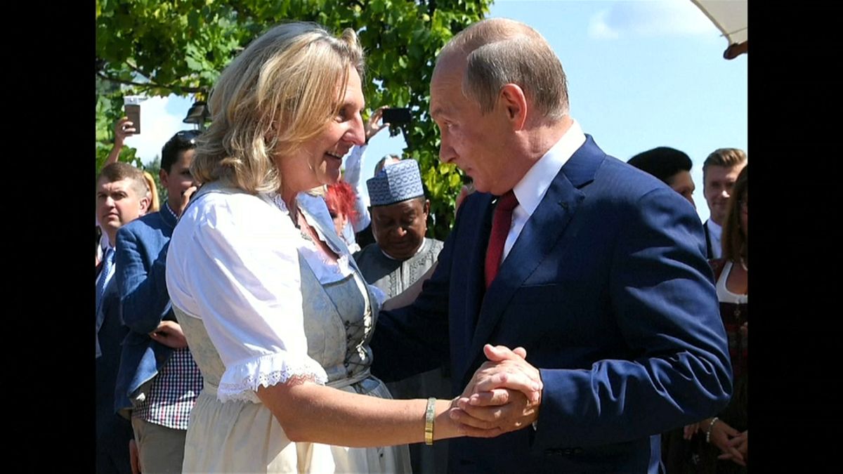 شاهد: فلاديمير بوتين يراقص وزيرة خارجية النمسا في حفل زفافها