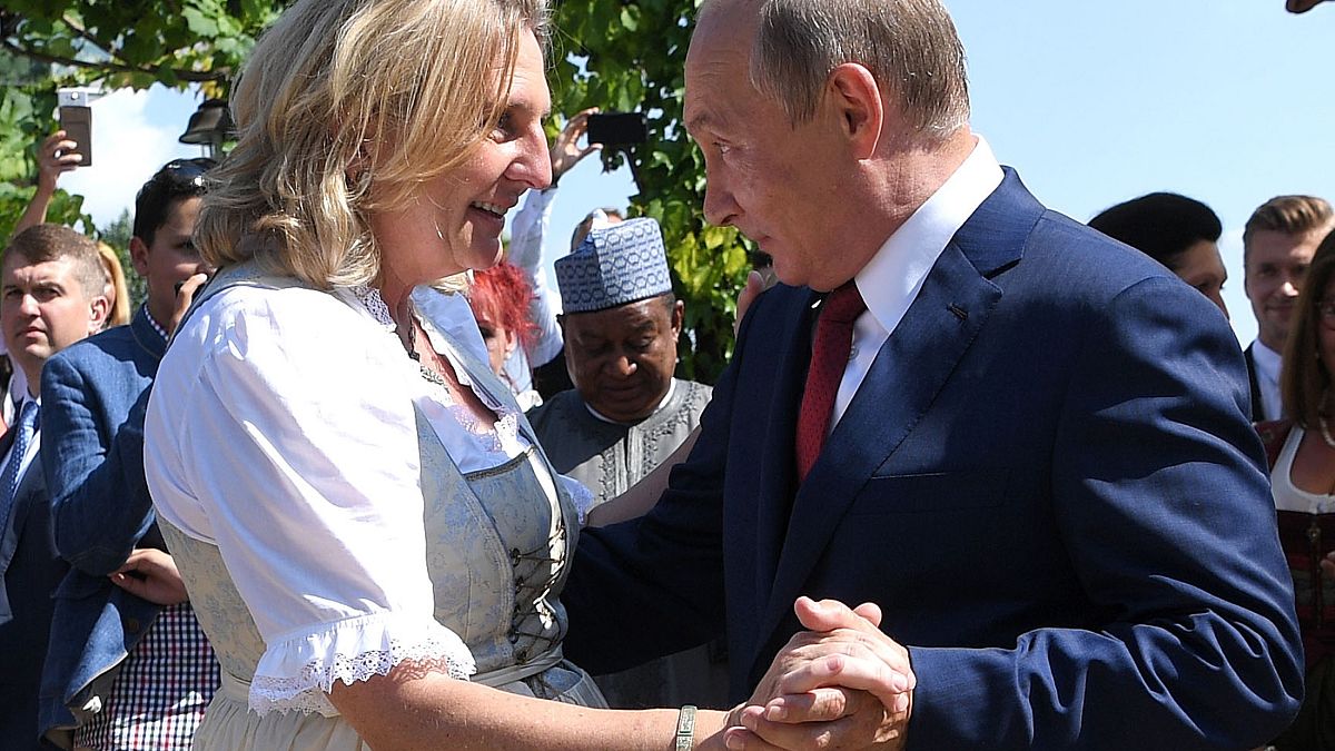 Putin dances with the bride at Austrian Foreign Minister's wedding
