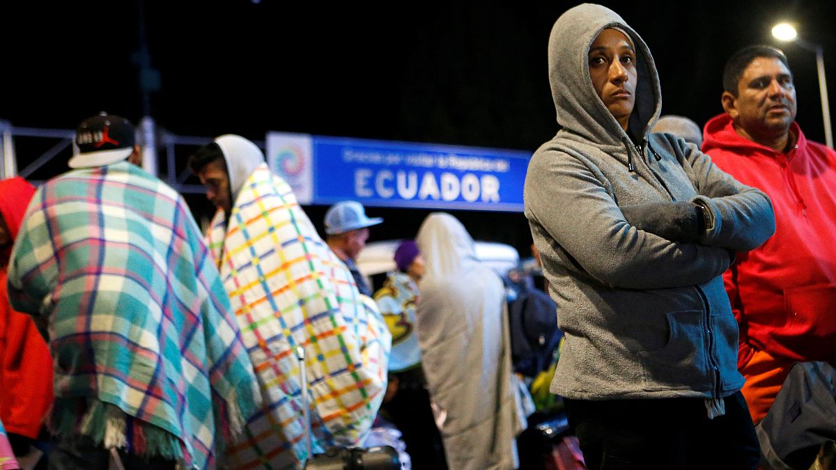 Venezolaner warten nachts an der Grenze zu Ecuador