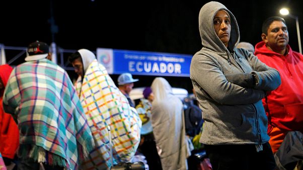 Venezolaner warten nachts an der Grenze zu Ecuador Venezolaner warten nachts an der Grenze zu Ecuador