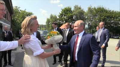 شاهد: بوتين الذي لا يبتسم.. يضحك ويرقص ويتحدث الألمانية 