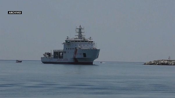 Négy napja nem tud kikötni egy menekültekkel teli hajó Négy napja nem tud kikötni egy menekültekkel teli hajó