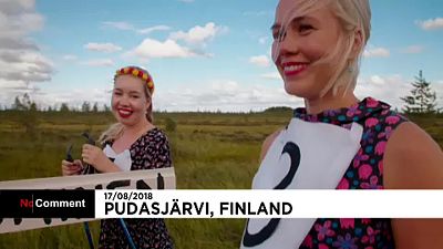 Esquiar con tacones y vestido de flores en Finlandia