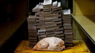 Venezuela, in attesa del nuovo conio queste foto mostrano il peso dell'inflazione