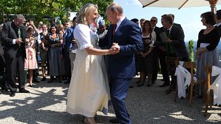 Sokan kritizálták Putyin táncát az osztrák külügyi lagzin