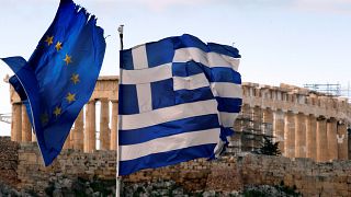Europa- und Griechenlandflagge vor dem Parthenon-Tempel