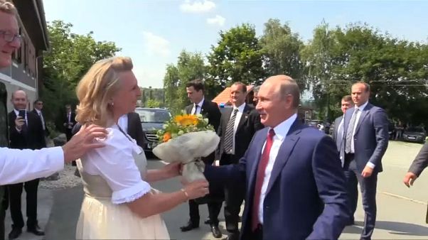 Putin asiste a la boda de la ministra austriaca de Exteriores Putin asiste a la boda de la ministra austriaca de Exteriores