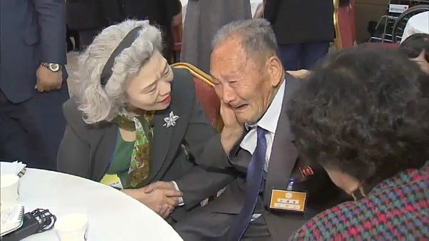 لأول مرة منذ 65 عاما، كوريون جنوبيون يصلون إلى كوريا الشمالية للقاء بأقاربهم لأول مرة منذ 65 عاما، كوريون جنوبيون يصلون إلى كوريا الشمالية للقاء بأقاربهم