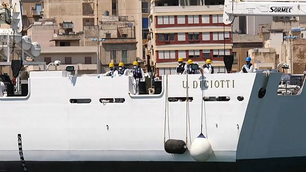 Migranti: la nave Diciotti ha preso il largo Migranti: la nave Diciotti ha preso il largo
