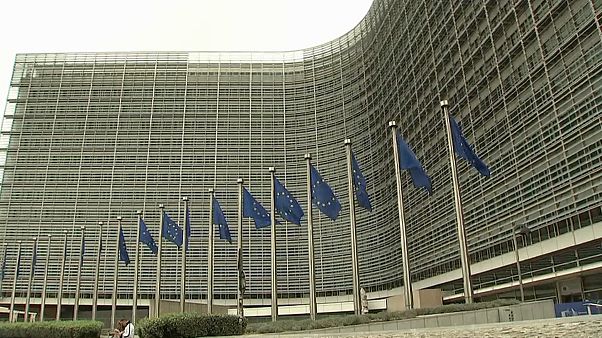 UE reconhece erros de Bruxelas e de Varoufakis no resgate à Grécia UE reconhece erros de Bruxelas e de Varoufakis no resgate à Grécia
