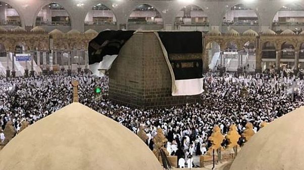 شاهد الرياح تزيل كسوة الكعبة في يوم التروية شاهد الرياح تزيل كسوة الكعبة في يوم التروية