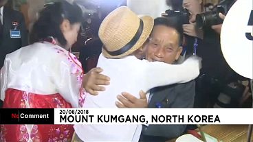 لذت آغوش والدین پس از شصت سال، دیدار خانواده‌های جدا شدۀ دو کره 