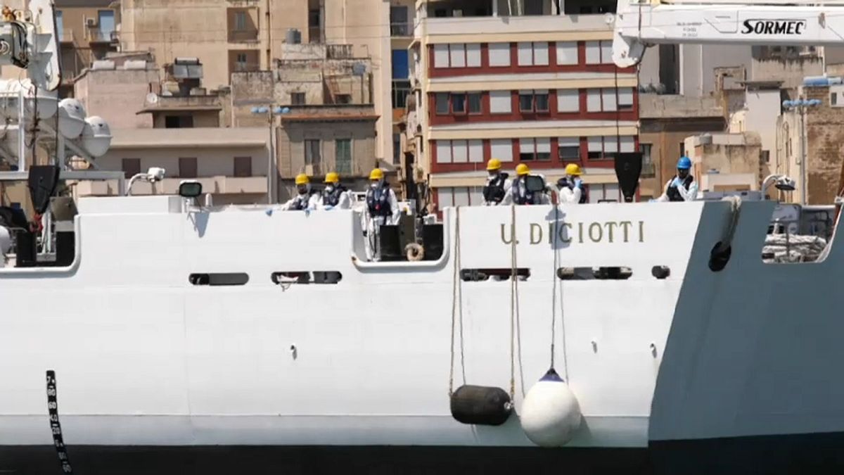 El Diciotti atracará en el puerto de Catania