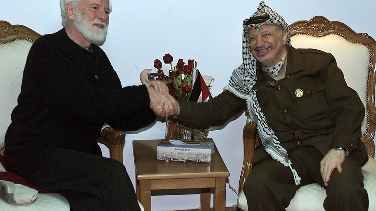 خلال لقائه مع الزعيم الفلسطيني الراحل ياسر عرفات عام 2002