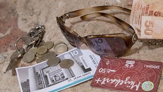 Lira-Münzen und -Scheine und eine Sonnenbrille