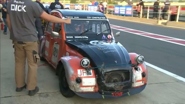 Uma corrida de 2CV sempre em forma em Norfolk Uma corrida de 2CV sempre em forma em Norfolk