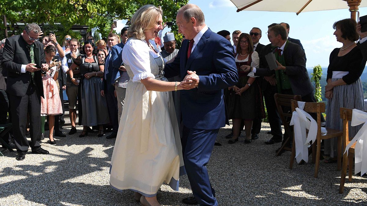 وزيرة خارجية النمسا كارين كنايسل ترقص مع الرئيس الروسي فلاديمير بوتين