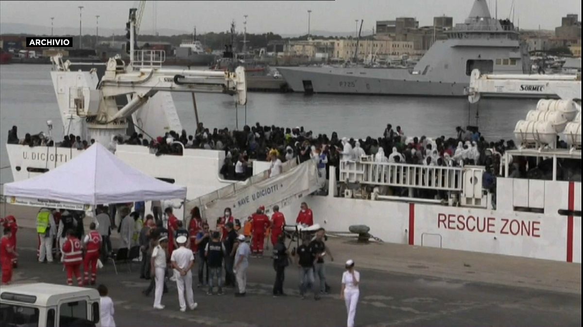 Nave Diciotti nel porto di Catania, ma i migranti non sbarcano