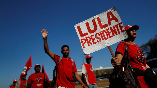 Brezilya'daki son anketler Lula'yı seçimlerin favorisi olarak gösteriyor. Brezilya'daki son anketler Lula'yı seçimlerin favorisi olarak gösteriyor.