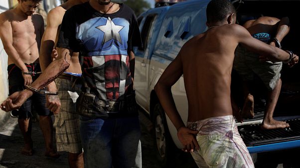 Dois polícias mortos em tiroteios em favelas Dois polícias mortos em tiroteios em favelas