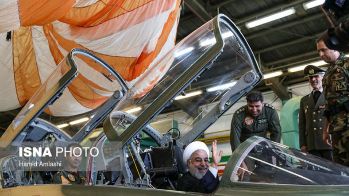 İran yerli savaş uçağını tanıttı