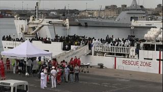 Diciotti atracou em Catânia mas os migrantes não podem sair do navio
