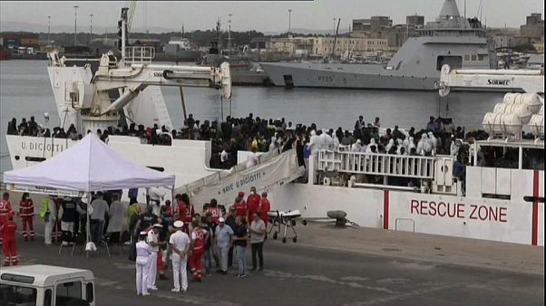 Diciotti atracou em Catânia mas os migrantes não podem sair do navio Diciotti atracou em Catânia mas os migrantes não podem sair do navio