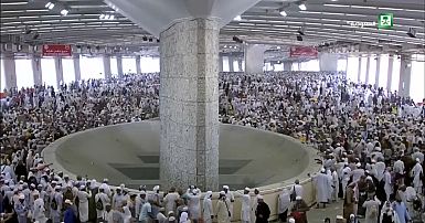 Video. Lapidación del diablo: los musulmanes celebran el tercer día de la  peregrinación a La Meca